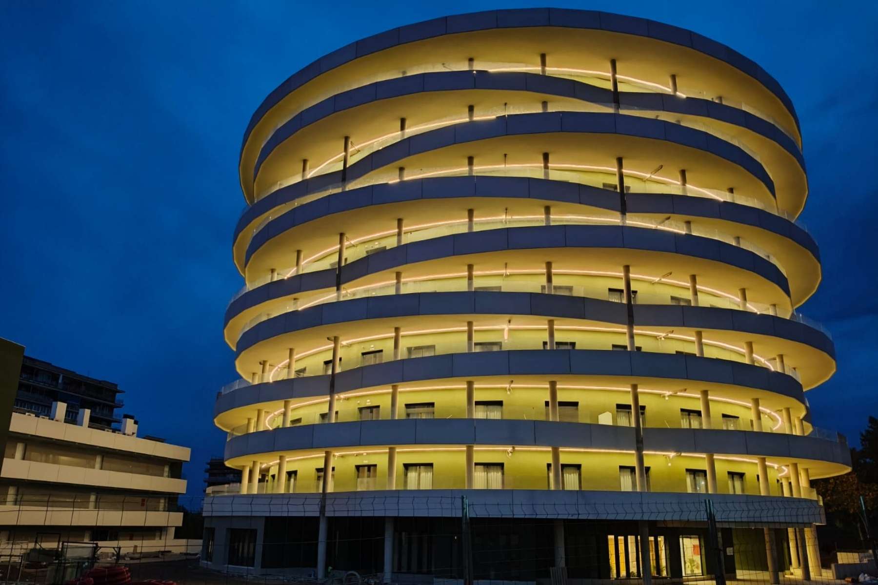 Imagen complejo asistencial para personas mayores en Móstoles iluminado de noche