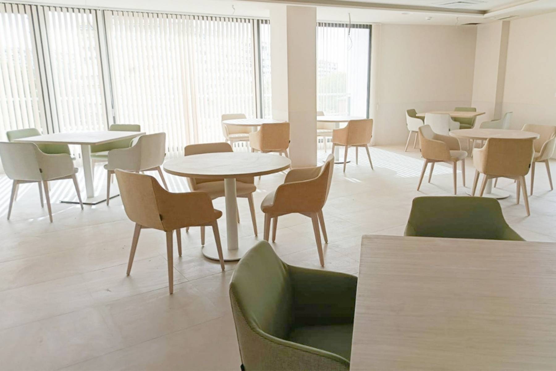 Interior del complejo asistencial para personas mayores en Móstoles realizado por Media Caña