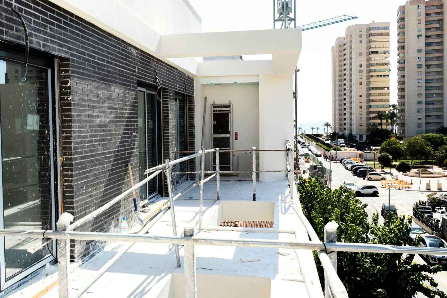 Detalles exteriores de la construcción de 14 viviendas en El Campello