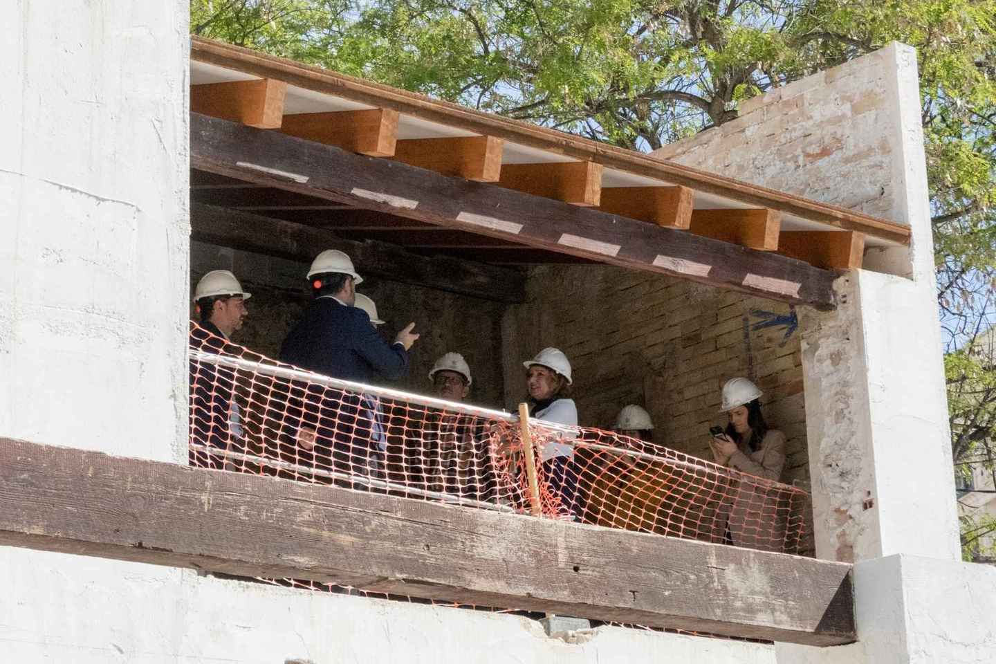 Visita del alcalde de Elche durante los trabajos de rehabilitación de la Casa de la Virgen
