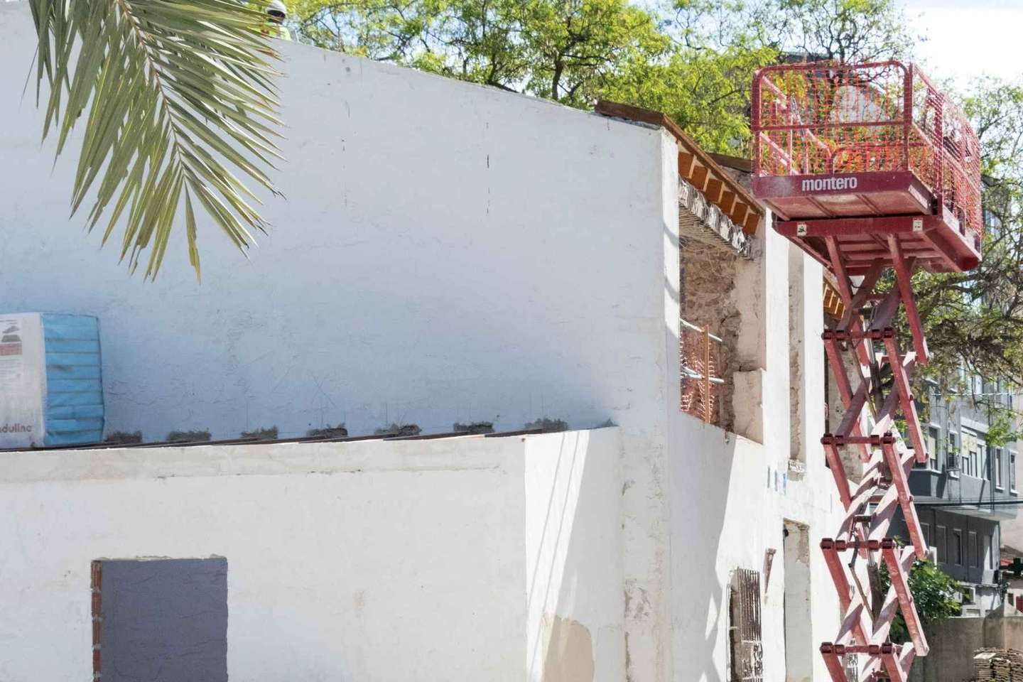 Trabajando en la rehabilitación de la Casa de la Virgen en L'Hort de les Portes Encarnades (Elche)