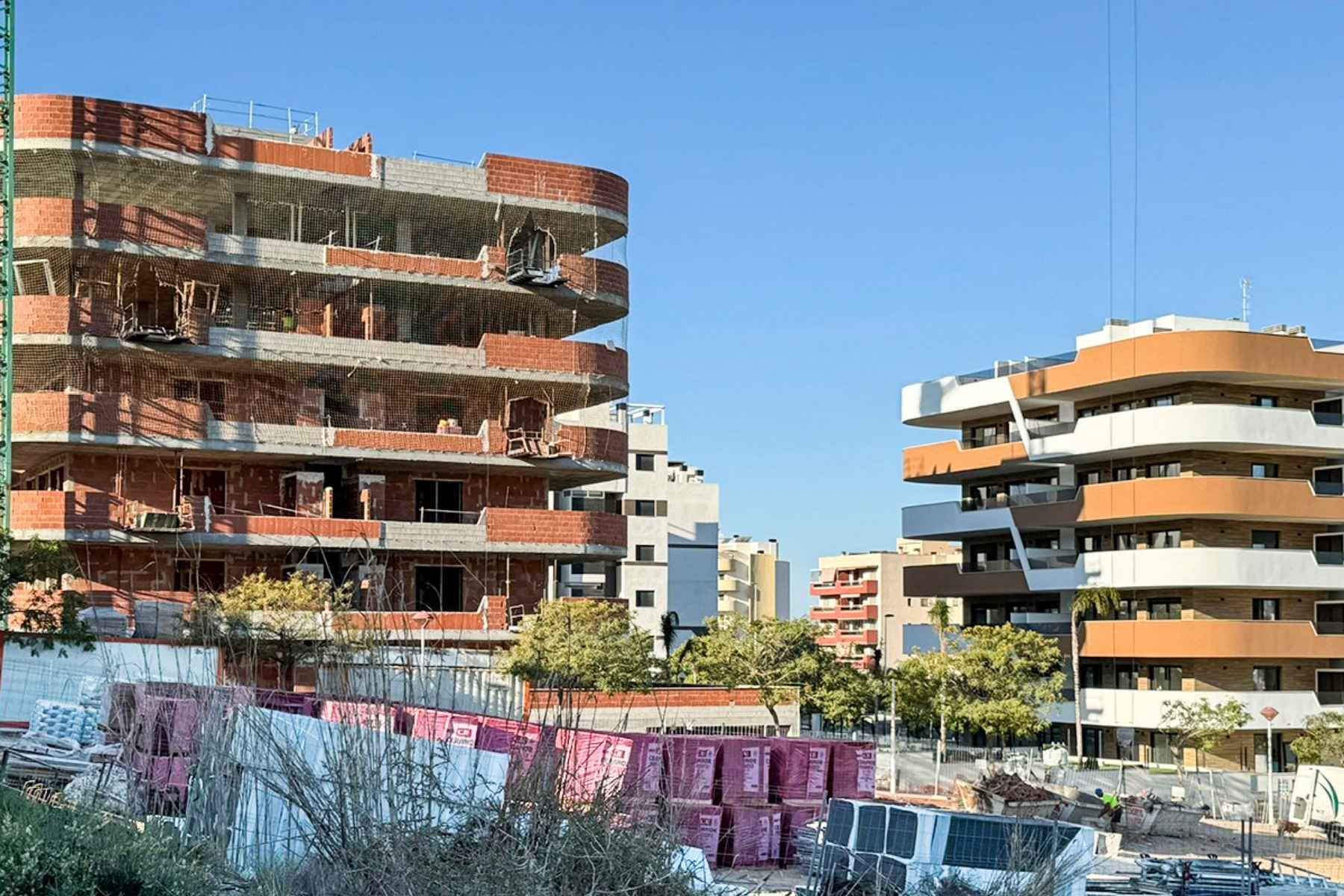 Residencial en Arenales del Sol en proceso de construcción por Media Caña