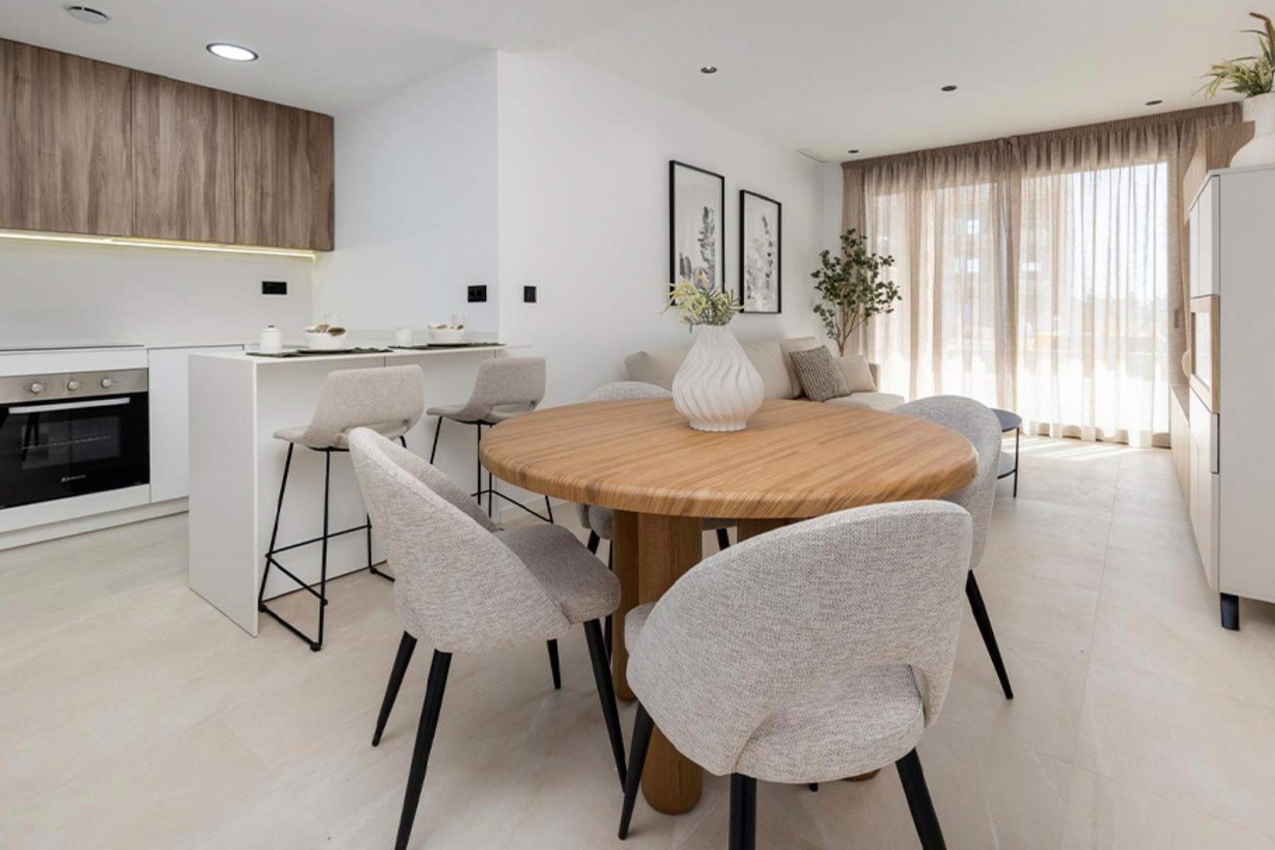 Imagen del salón-comedor-cocina de los bloques finalizados en el residencial Los Alcázares