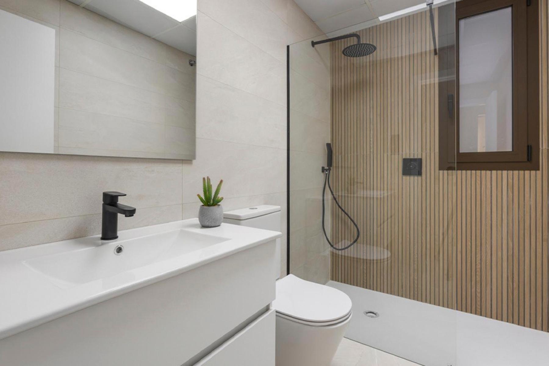 Imagen del baño de los bloques finalizados en el residencial Los Alcázares