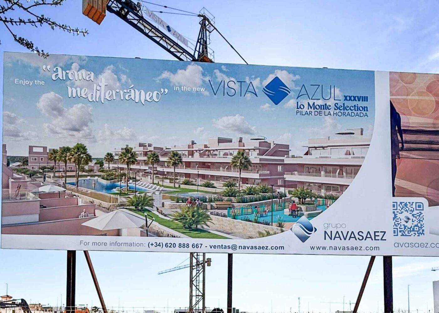 Cartel de la obra del residencial en Pilar de la Horadada