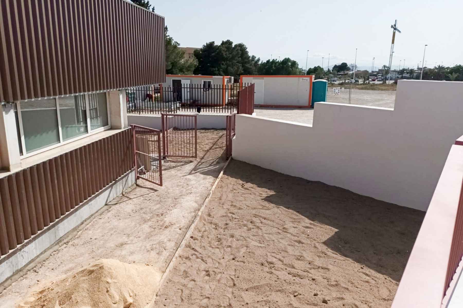 Obra en fase de finalización de construcción de un gimnasio