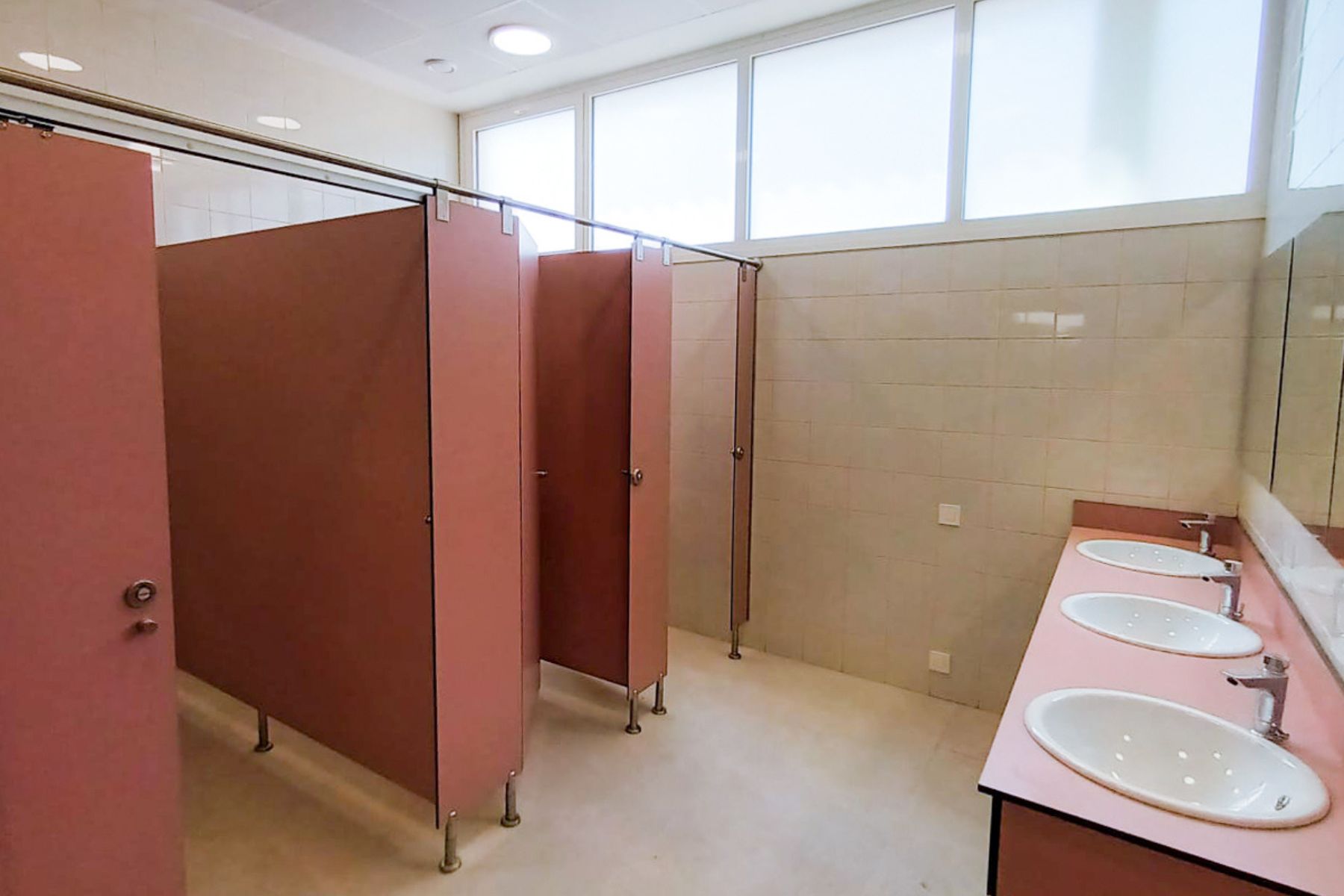 Baños del gimnasio del CEIP Julio María López Orozco en Elche