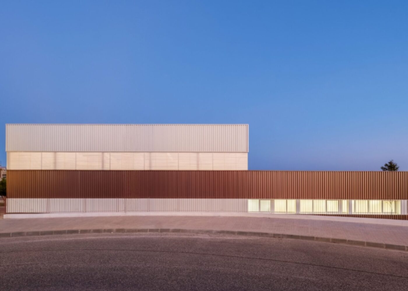 Imagen del gimnasio del CEIP Julio María López Orozco realizado por Media Caña