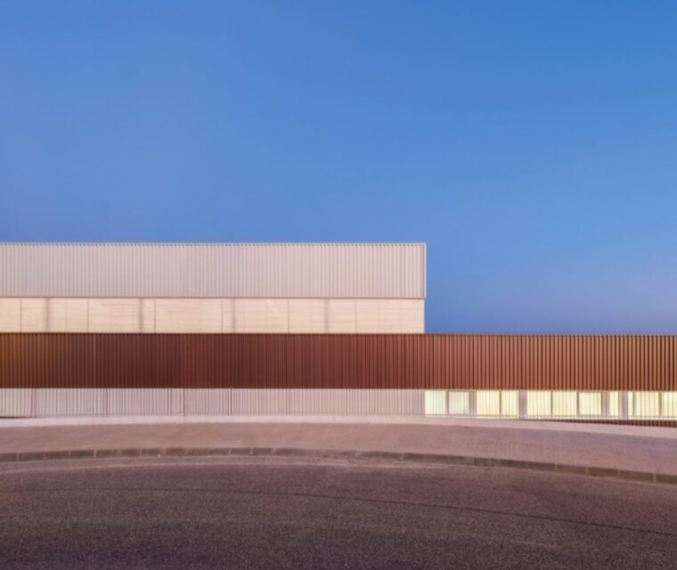 Imagen del gimnasio del CEIP Julio María López Orozco realizado por Media Caña