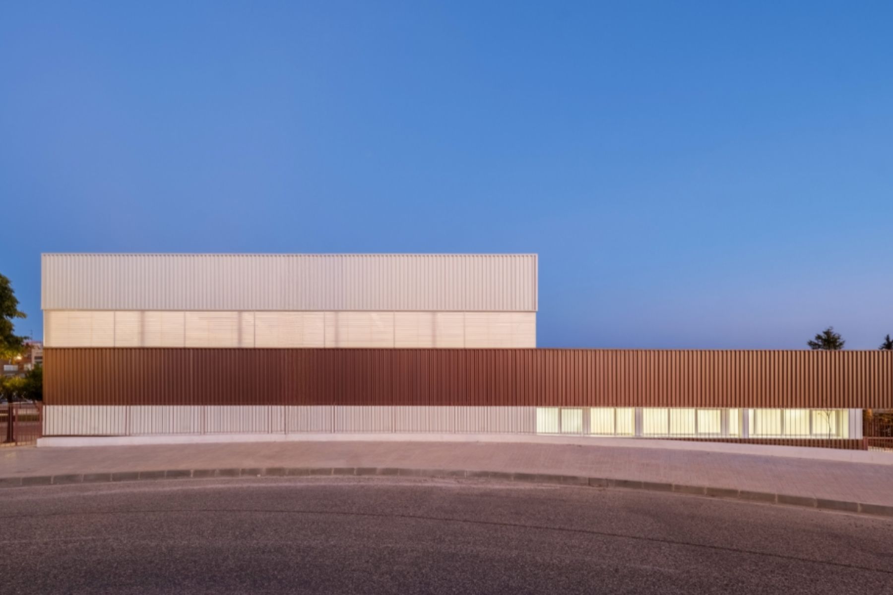 Imagen del gimnasio del CEIP Julio María López Orozco realizado por Media Caña