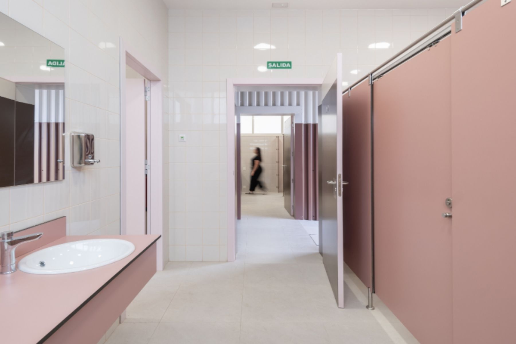 Vestuarios y aseos del nuevo gimnasio del CEIP López Orozco (Elche) construido por Media Caña