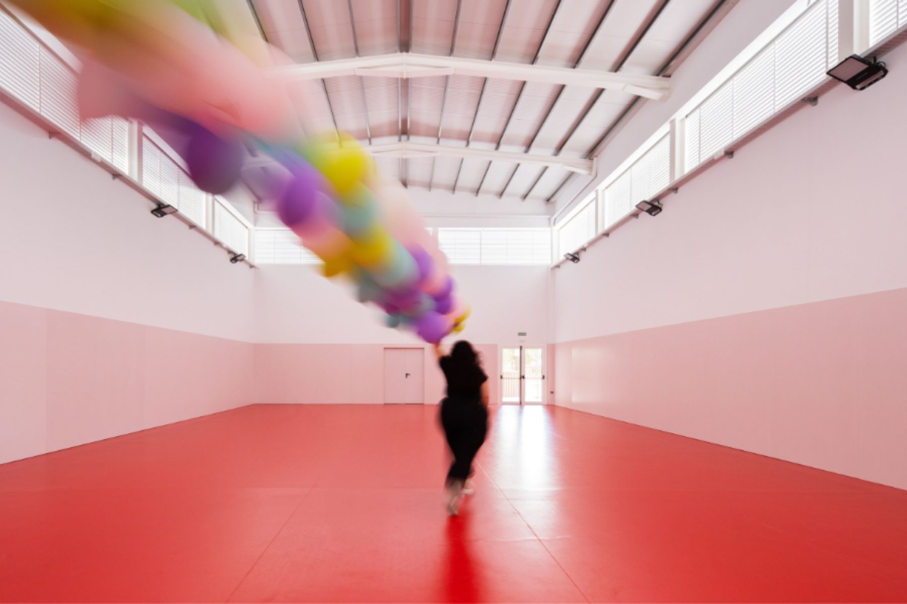 Pista interior del nuevo gimnasio del CEIP López Orozco (Elche) construido por Media Caña