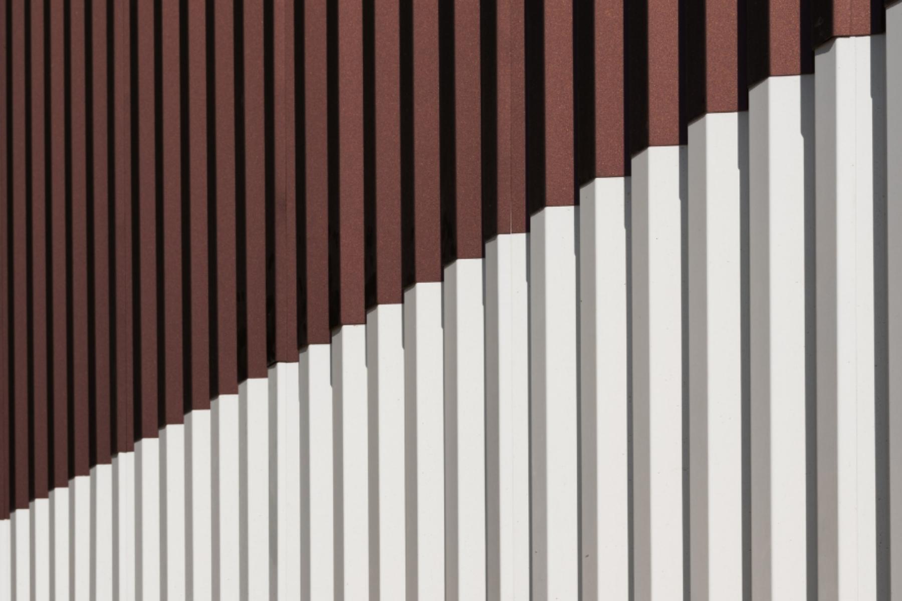 Detalles constructivos del gimnasio del CEIP López Orozco (Elche) realizado por Media Caña