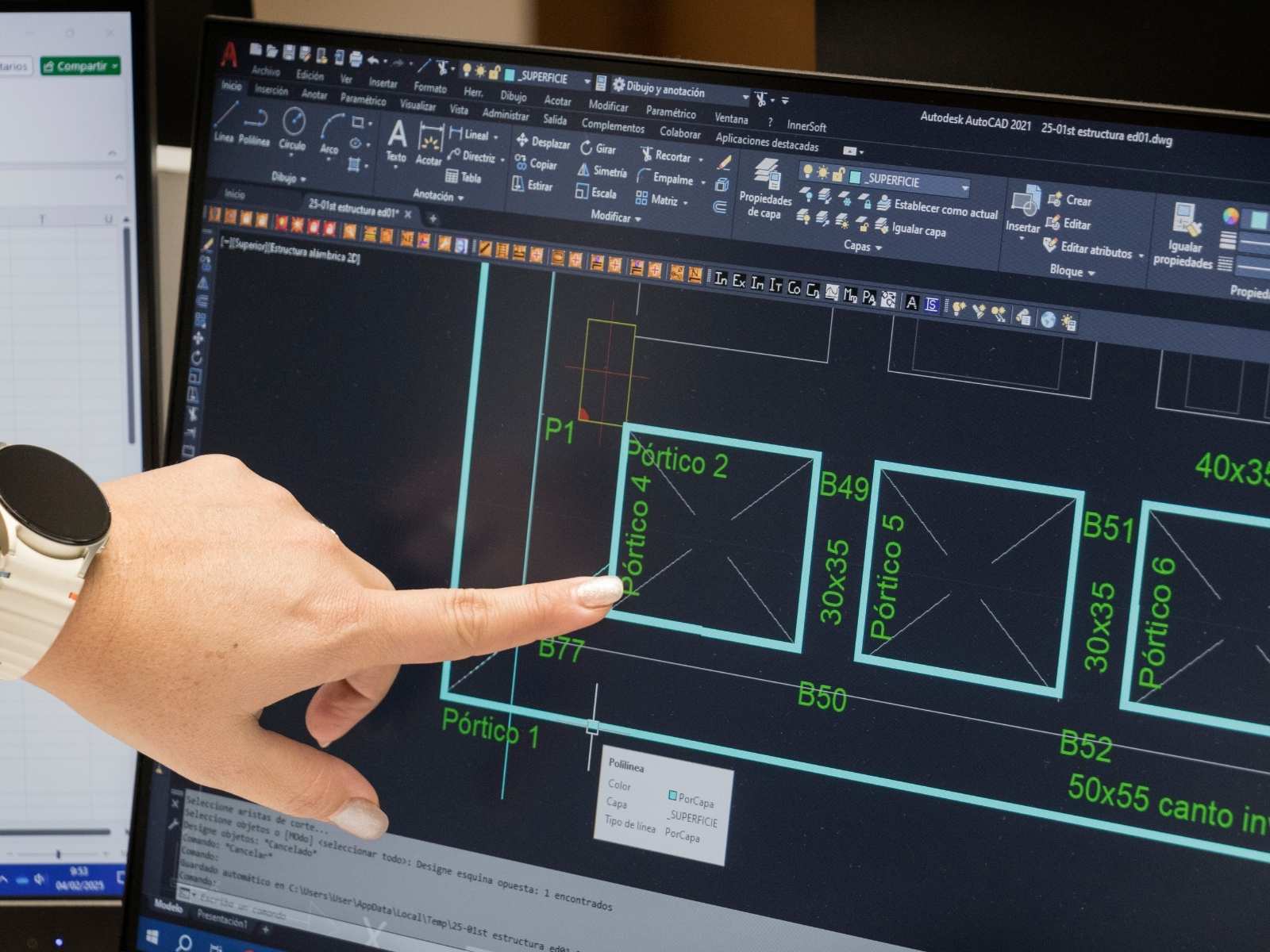 Trabajando en los planos para la construcción de estructuras en Alicante