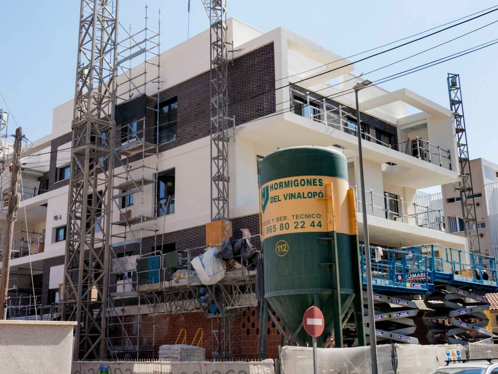 Edificación de complejos residenciales en Media Caña