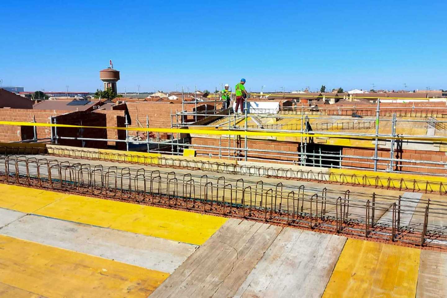 Estamos trabajando en la obra de 20 viviendas de protección oficial en Sanchonuño (Segovia)
